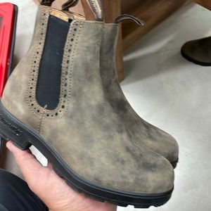 Blundstone 1351 rustic brown display shoes like new